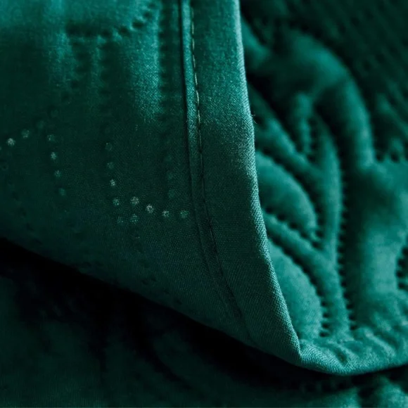 New Green King Size Damask Woven Quilt Bedspread Blanket & Pillows - Picture 3 of 3